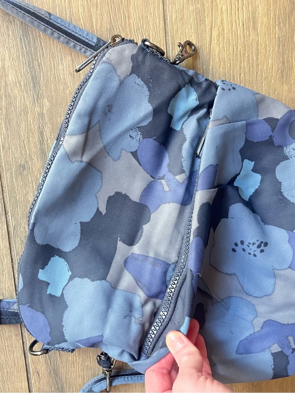 PACSAFE crossbody - Picture 3 of 8